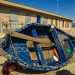 La barca su cui sta lavorando  stata interamente costruita da lui quarantanni fa, ma la chiglia ha subito un attacco di vermi e deve quindi essere sostituita